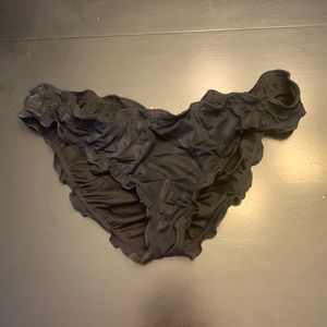 Victoria’s Secret ruffle scrunch swim bottoms. Black. Size: Medium